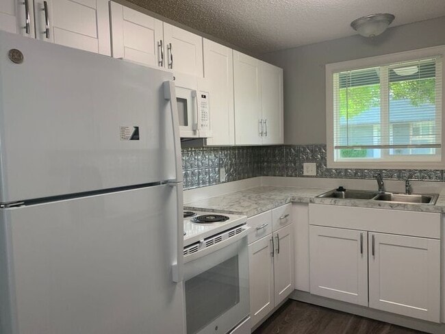 Building Photo - Updated 2 bedroom ranch in north Loveland! RENT INCLUDES: Water/Sewer/Gas/Trash/Common Area Electric