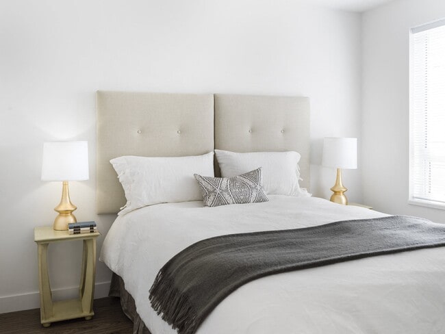 Interior Photo - The Bristol - 5738 175th Street