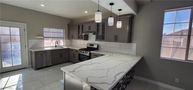 Foto del edificio - 3335 Commendation Dr