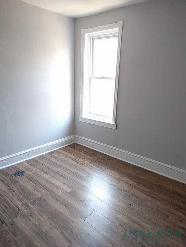 Building Photo - Beautiful 3 Bedroom house