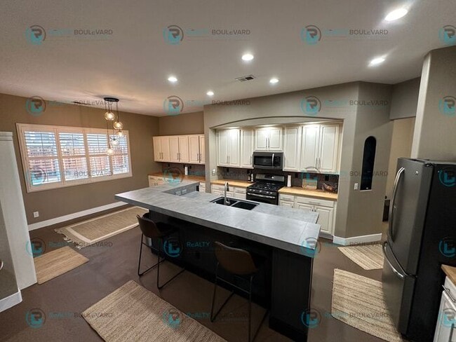 Foto del edificio - Open Kitchen, Expansive Living, and Covered Patio in Tranquil South Reno Near Trails, Parks & Sho...