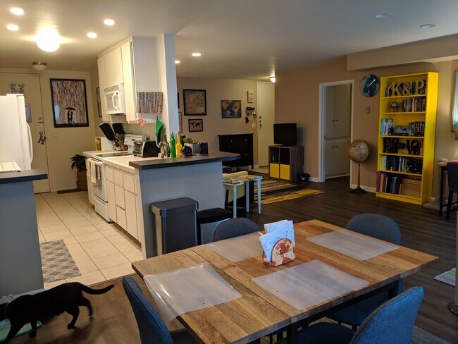 Foto del edificio - 8738 Delgany Ave