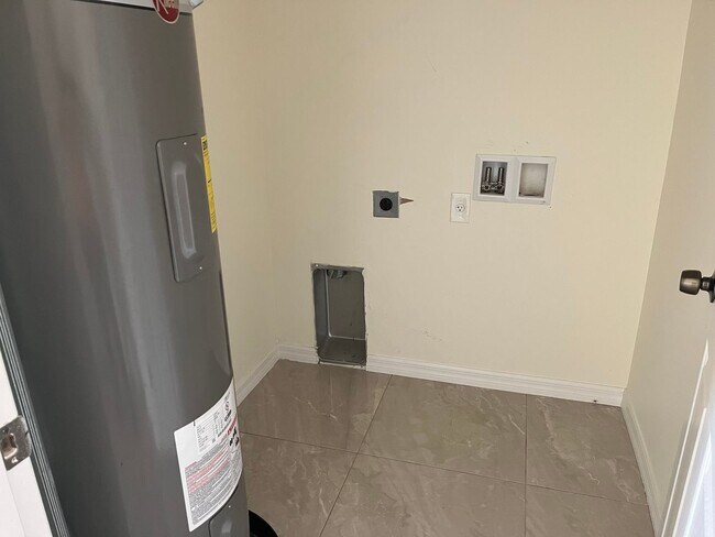 Building Photo - Move in Ready, Three Bed/2 bath-Close to S...