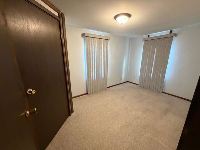 Building Photo - 325 Main St