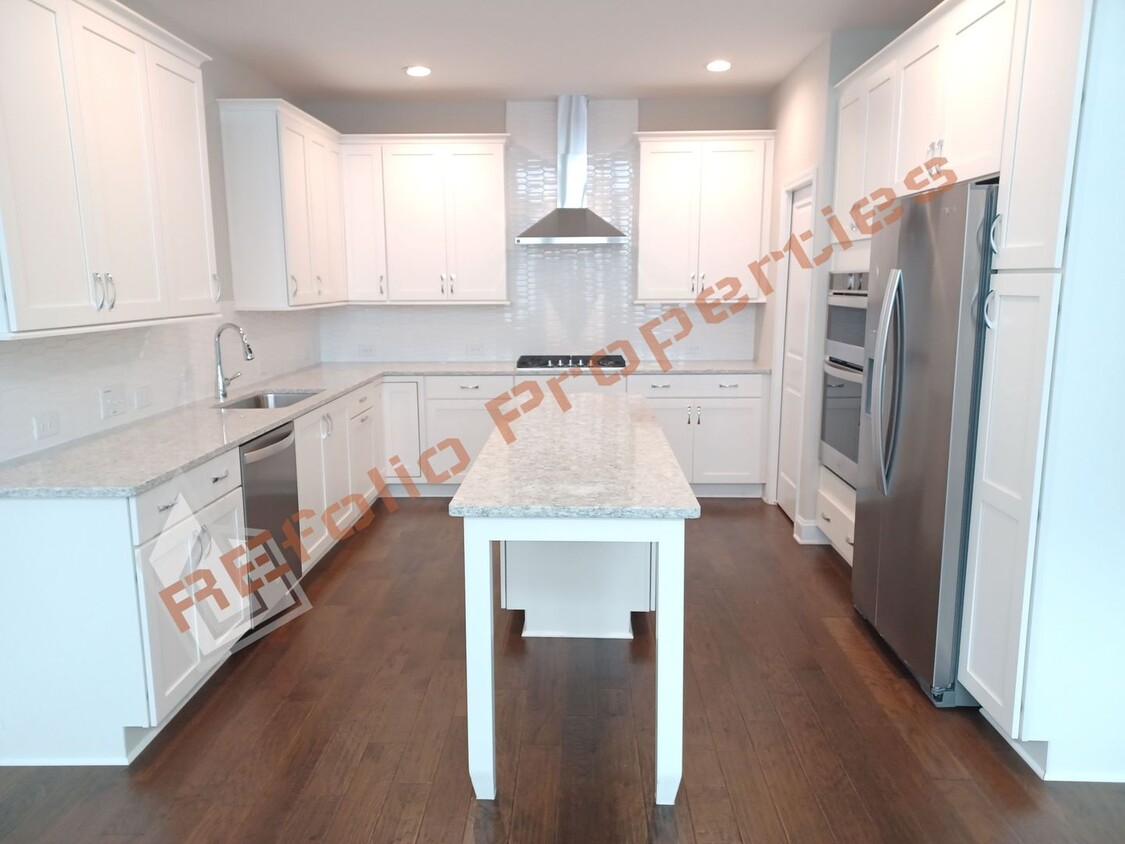 Foto principal - Stunning 3 Bedroom End Unit Townhome with ...