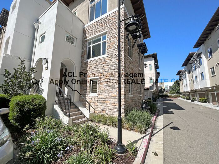 Primary Photo - Beautiful, centrally located 2 bed Town Ho...