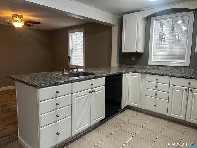 Foto del edificio - 4 Eastview Dr