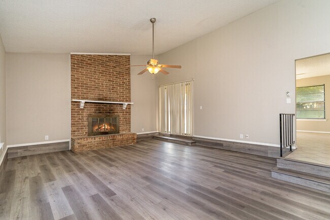Foto del edificio - 2311 Lawnmeadow Dr