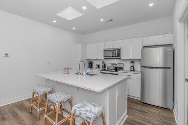 Building Photo - 403 11th Ave S