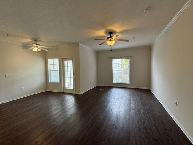 Building Photo - 3 Bedroom Top Floor Condo in Downtown Cele...
