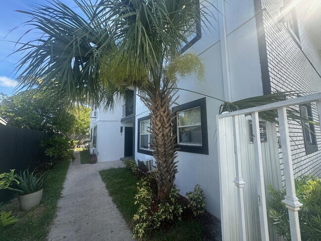 Foto del edificio - Modern 2-Bedroom | New Kitchen, Bath & Til...