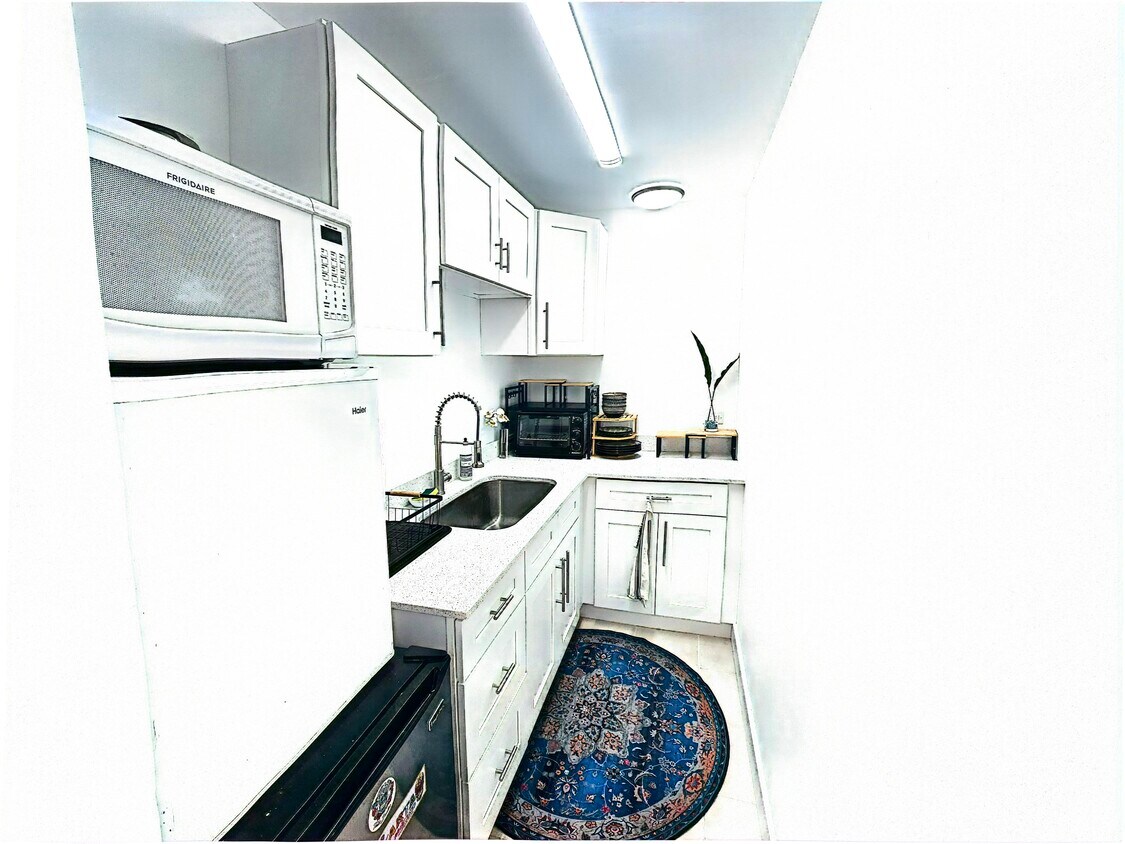 BRAND NEW KITCHN INSTALLED - 903 SE 14th St