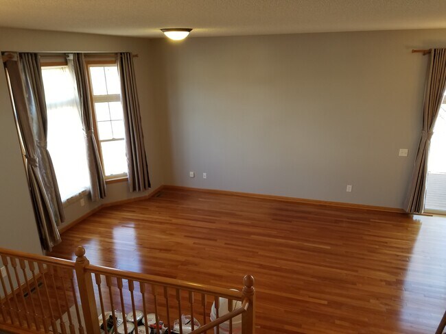 Living room with bay windows - 20068 Heritage Dr