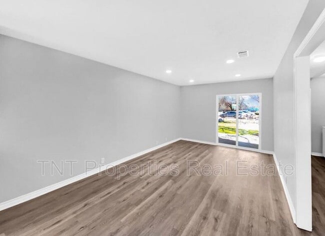 Building Photo - 1518 Pine Ridge Dr