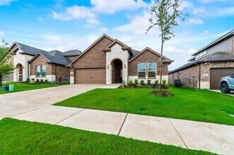 Building Photo - 937 Royal Ln