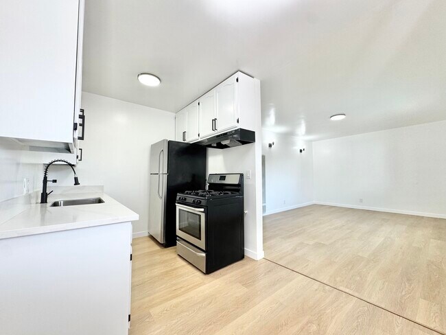 Building Photo - 252 W Elm Ave