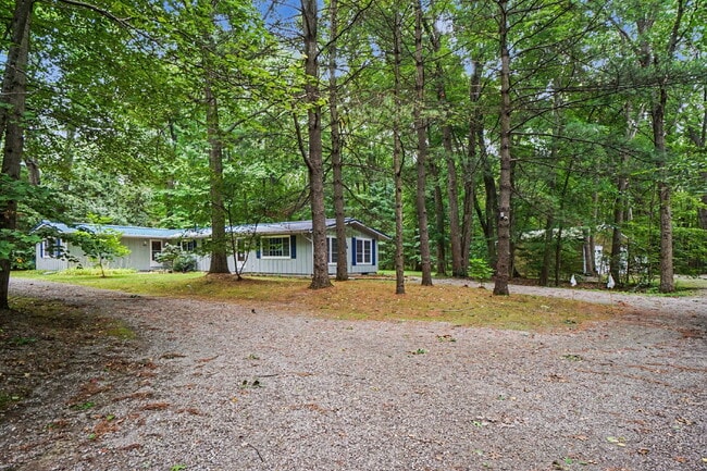 Building Photo - 3-Bedroom Duplex with Finished Basement & Central Air $1600/month