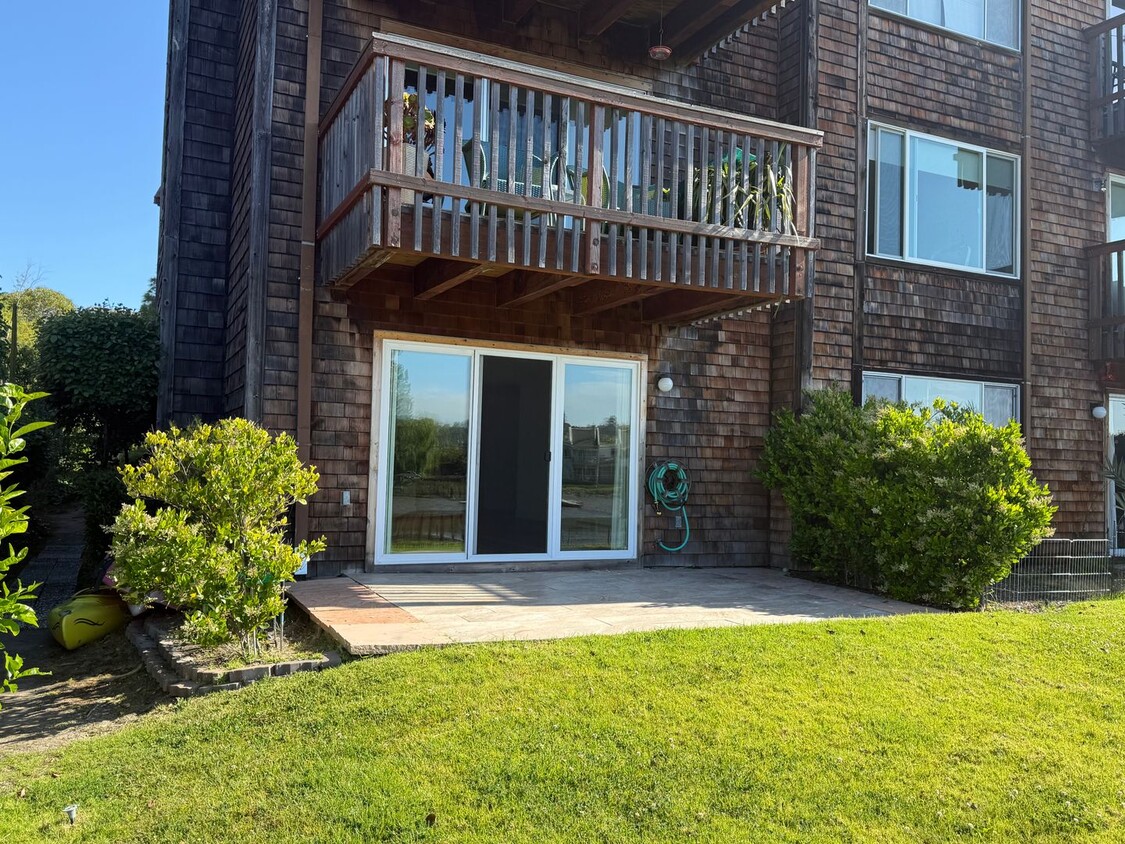 Primary Photo - LARGE UPDATED TWO BEDROOM / TWO BATHROOM G...