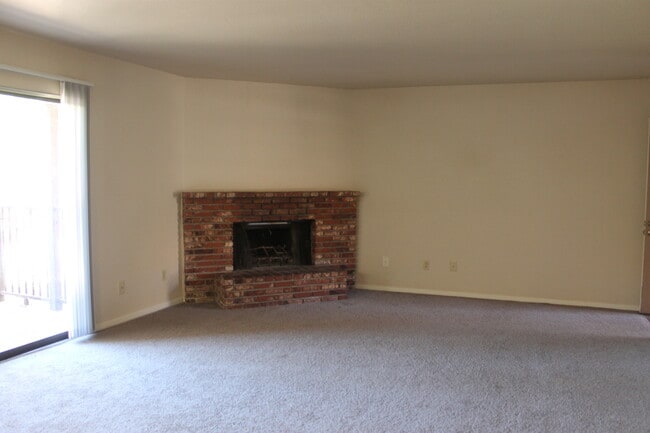 Building Photo - GUARD GATE COMMUNITY, 3 BEDROOM, 1.75 BATH...