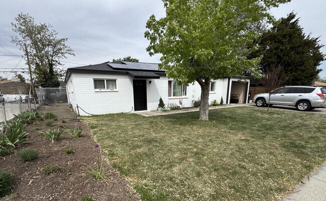 Foto del edificio - Quiet 3 Bed Kearns Home with Solar, Safe Neighborhood, Great Location!!!