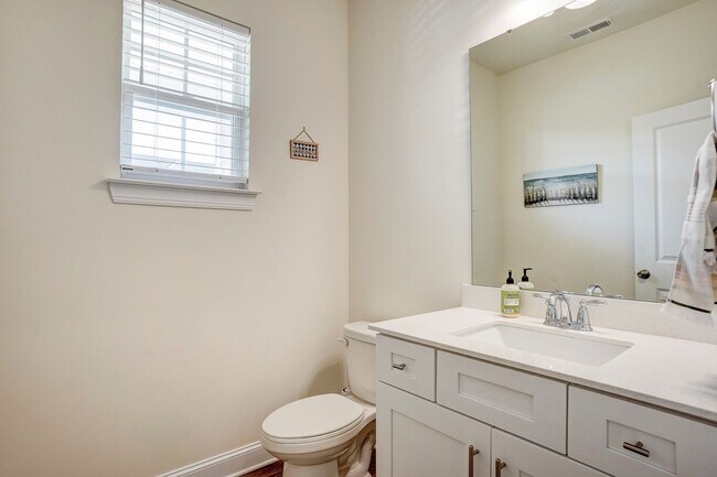 Building Photo - 3 Bedroom Townhouse in Harrisburg with Garage