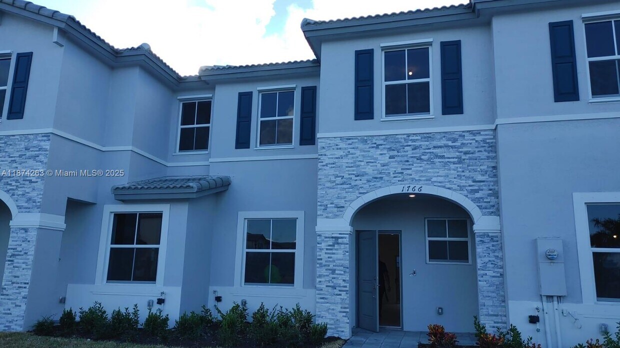 Foto principal - 1766 SE 26th Rd