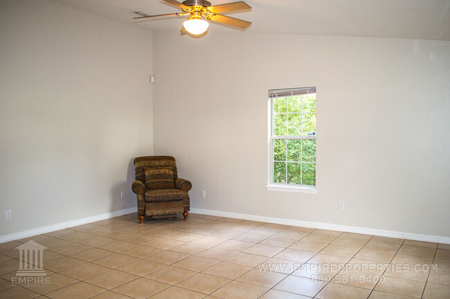 Building Photo - Spacious Central Townhome