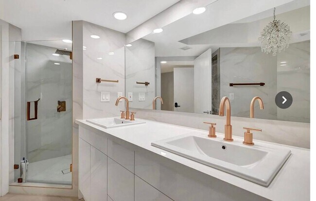 Building Photo - Spacious 2-Bed, 2-Bath Condo in the Heart of Sunny Isles Beach
