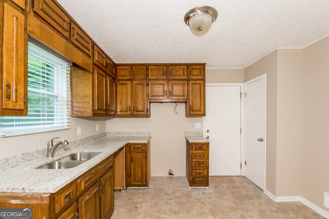 Building Photo - 6664 Heathrow Ln