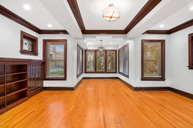 Building Photo - 1475 W Farragut Ave