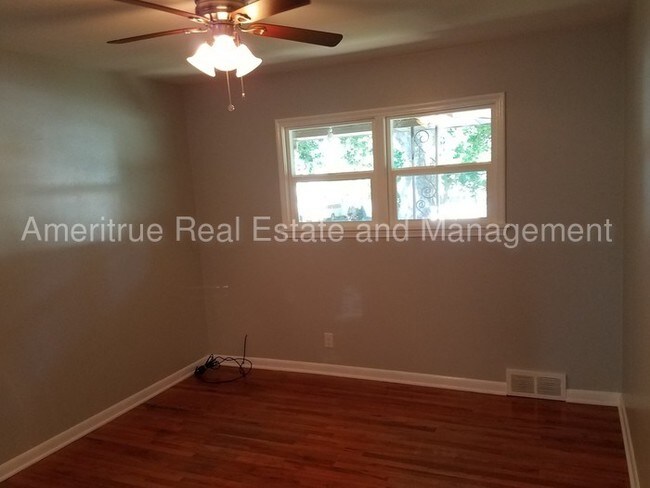 Building Photo - Cute 3 bed 1 bath duplex available.