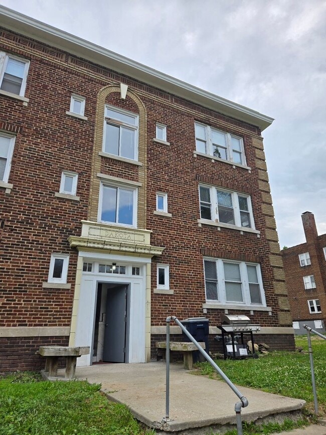 Building Photo - 131 Lawn Ave