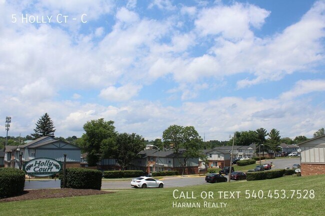 Building Photo - Recently remodeled 3 bedroom, 1.5 bath Tow...