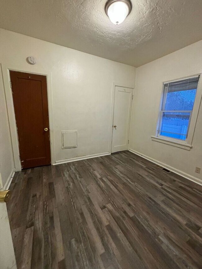 Building Photo - 3 Bedroom, 2 Bathroom Duplex