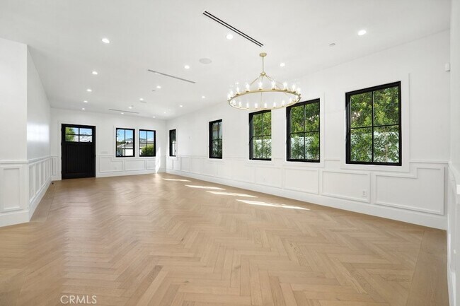 Foto del edificio - 4539 Longridge Ave