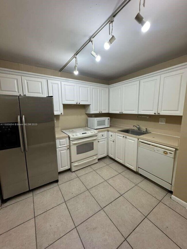 Foto del edificio - 711 N Pine Island Rd