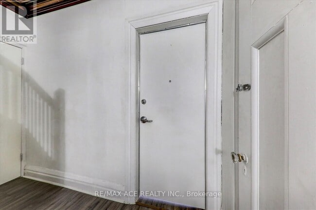 Building Photo - 173-173 Spadina Rd