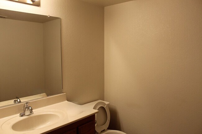 Foto del edificio - One Bedroom for Rent Southwest Bakersfield Gated Community