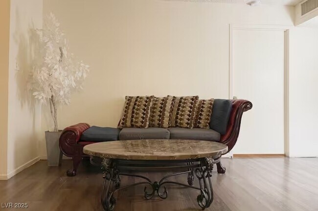 Foto del edificio - 4650 Koval Ln