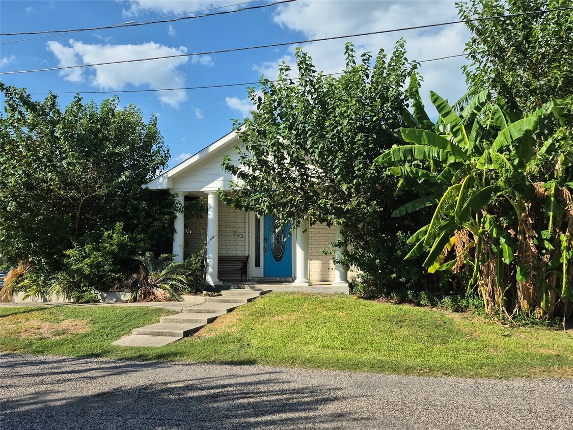 Building Photo - 402 1/2 Avenue A