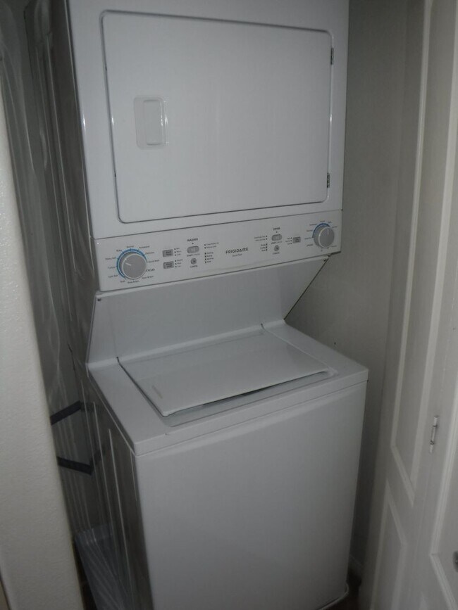 Foto del edificio - SECOND STORY CONDO IN GATED COMMUNITY WITH...