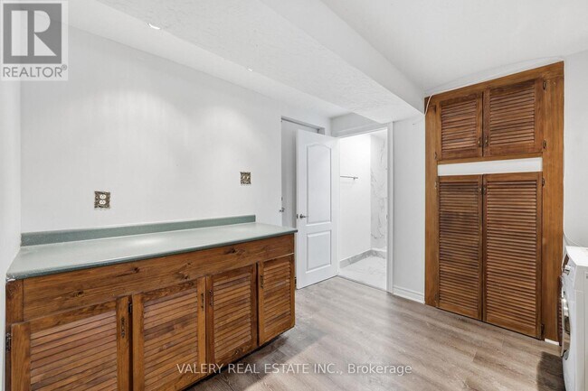 Building Photo - 2768 Bucklepost Crescent