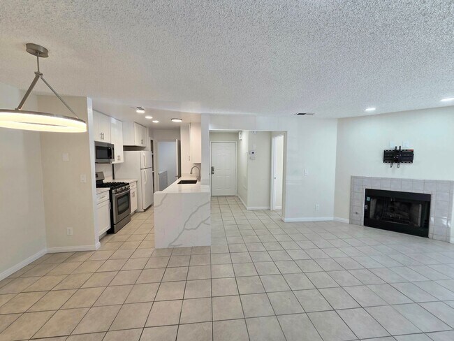 Foto del edificio - Spacious, Stylish Living in a Guard-Gated West Las Vegas Community in The Lakes with Resort-Style...