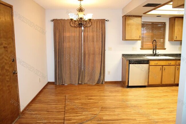 Building Photo - LAKE LOS ANGELES 3BD/BONUS/2BATH HOUSE