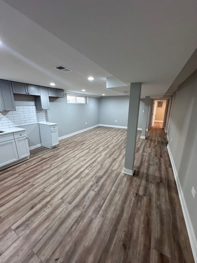 Building Photo - 4600 S La Crosse Ave