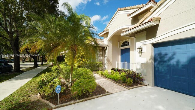 Building Photo - 3891 Crestwood Cir