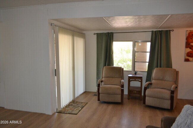 Building Photo - 523 S Park View Cir