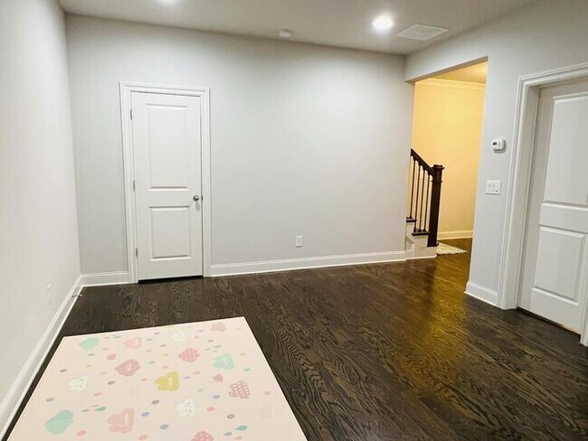 Foto del edificio - 2521 Skyland Drive 3 bedroom townhouse