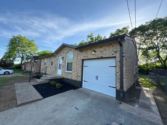 Building Photo - Great Newly Renovated Home - Move-In Ready!