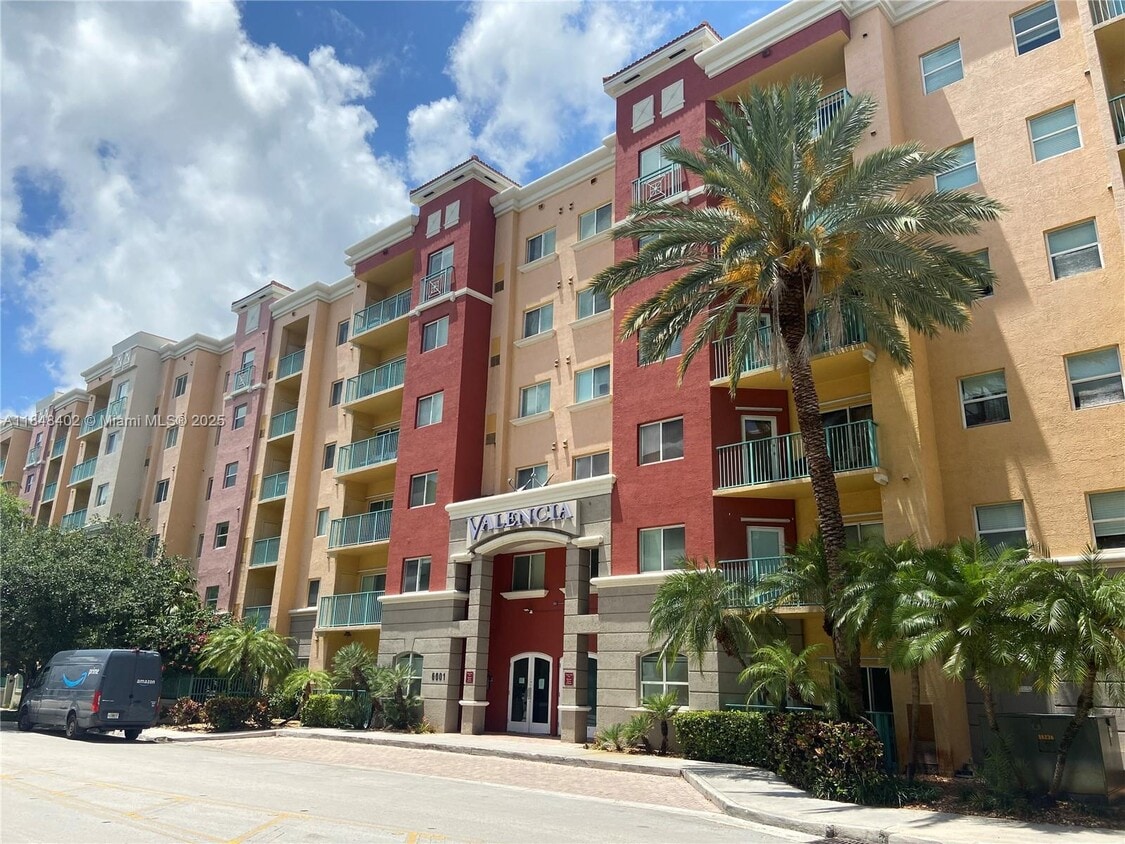 Foto principal - 6001 SW 70th St